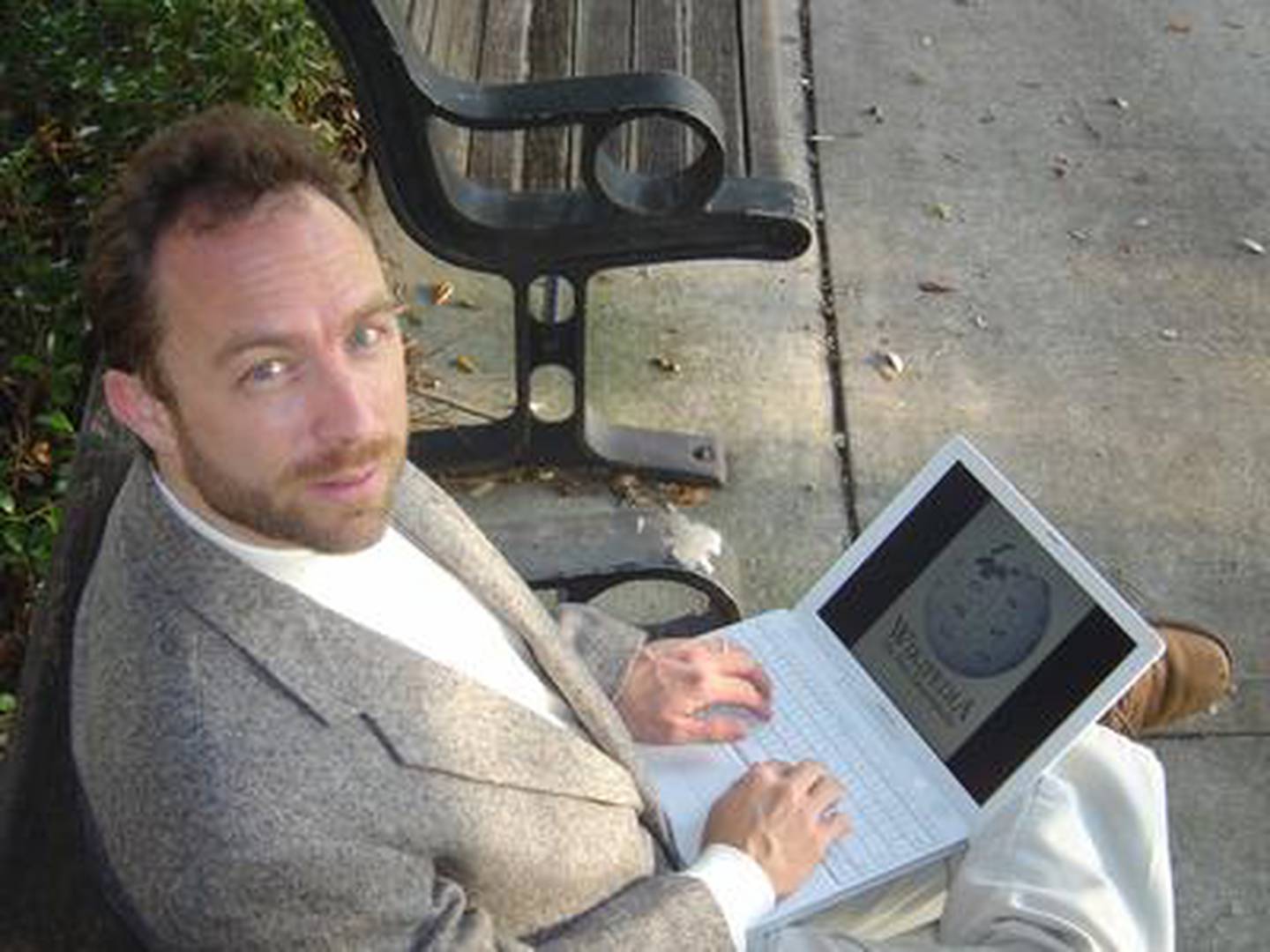 Jimmy Wales, abriendo en una laptop Wikipedia.