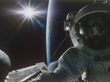 ¿Congelarte o explotar?: Qué le pasaría al cuerpo de un astronauta si se quitara su traje en el espacio