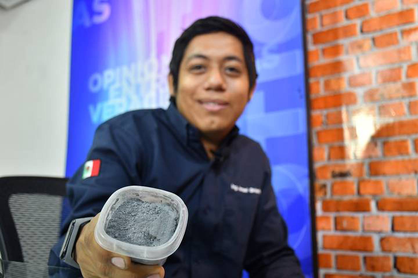El inventor de México muestra el Paflec, el pavimento autorregenerativo