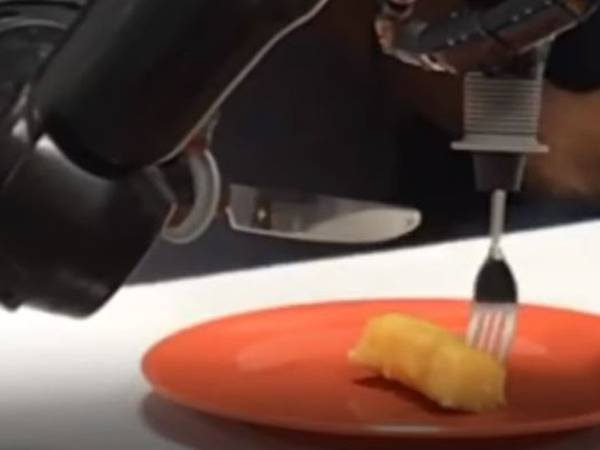 Video: Un hombre con parálisis pudo comer utilizando su mente y un par de brazos robóticos