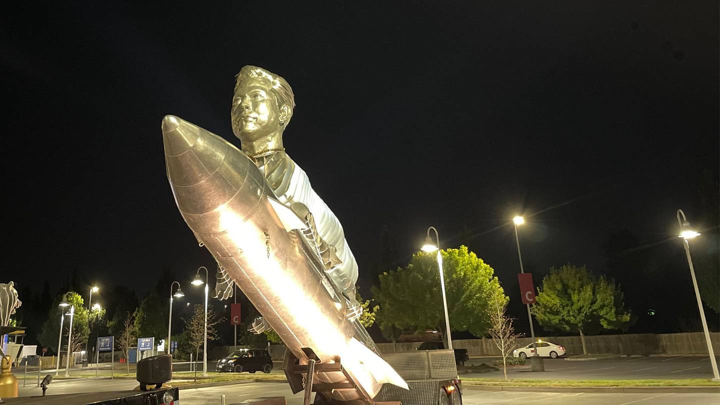 GOAT Monument, la estatua de Elon Musk