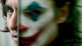 Video: Joaquin Phoenix va al cine a una función de Joker en LA y la gente le pide que ría