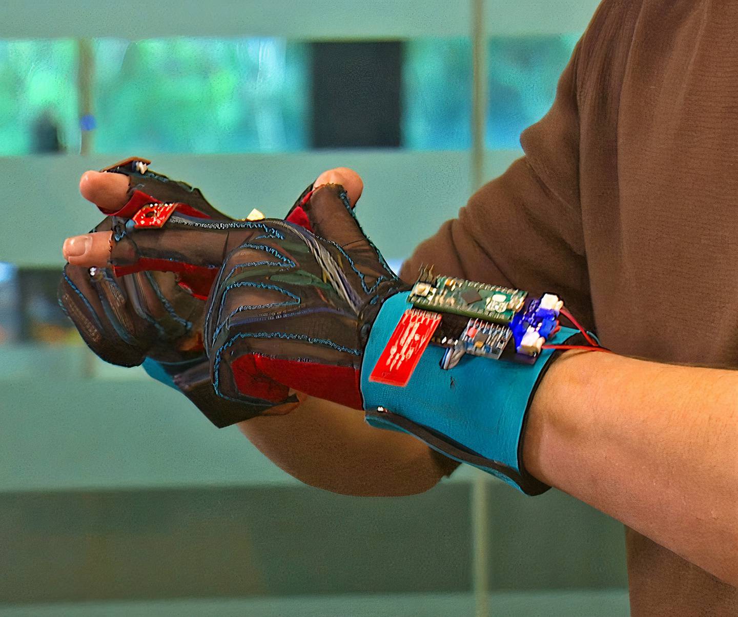 Recordamos la historia de SignAloud: unos guantes desarrollados por ingenieros del MIT que supuestamente ayudarían a la comunidad muda.