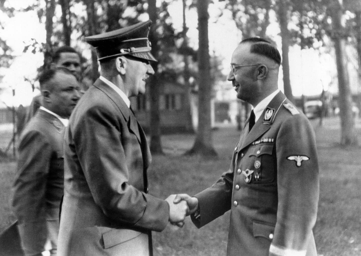 Adolf Hitler y Heinrich Himmler durante la Segunda Guerra Mundial.