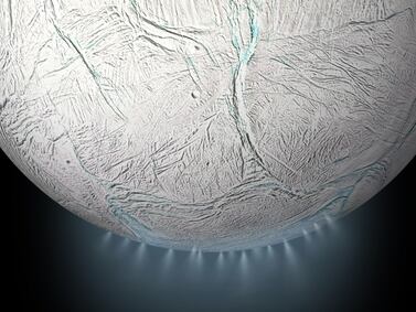 NASA: El Telescopio James Webb captó un enorme géiser en una luna de Saturno