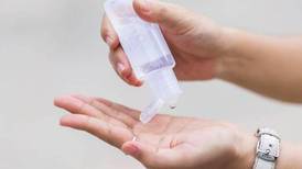 Alertan sobre la peligrosa presencia de metanol en cinco marcas de desinfectantes para las manos