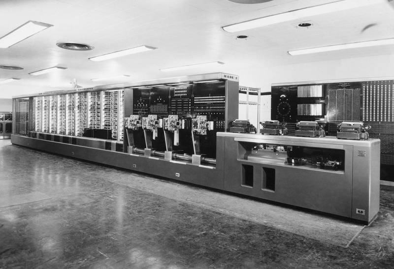 La Harvard Mark I de IBM, la primera computadora electromecánica, contaba con 760 mil ruedas y 800 kilómetros de cableado, 3.300 relés y más de 175 mil conexiones.