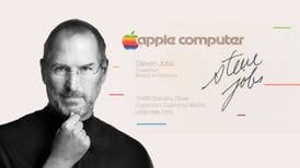 Steve Jobs puso su autógrafo en un boleto de cine y una tarjeta de negocios que ahora sale subasta