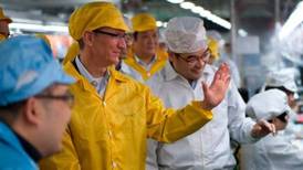 Tim Cook realizó visita a una fábrica de Foxconn en su primer viaje a China