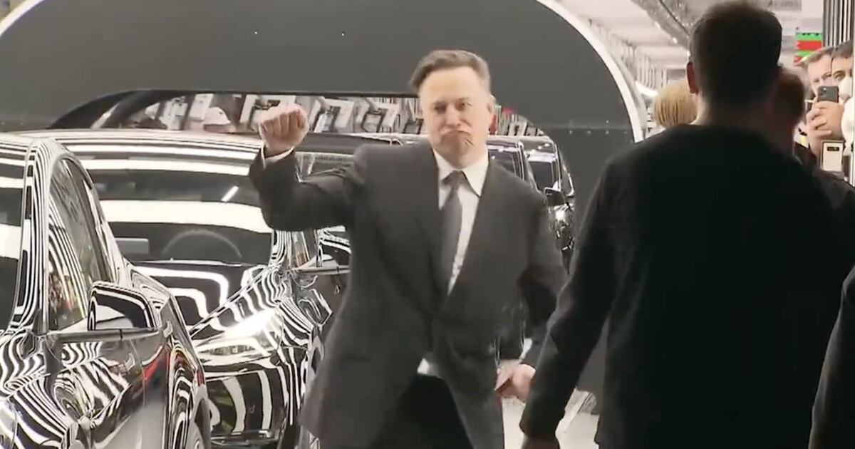 Dlaczego tańczył?  Elon Musk robi furorę, tańcząc radośnie w nowej fabryce Tesli – FayerWayer