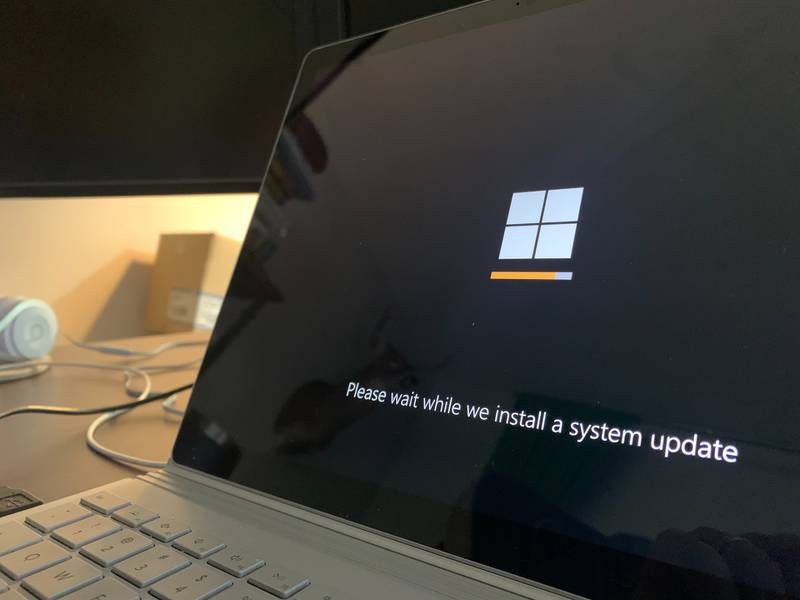 Una notebook con Windows se está actualizando.