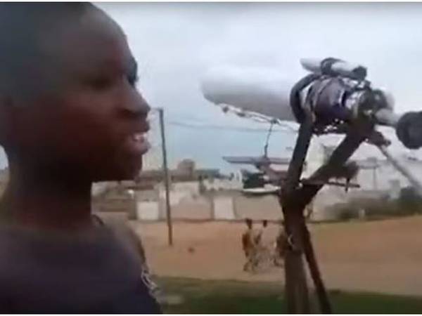 Con alambres y latas de refresco un niño senegalés de 12 años construyó un telescopio que le permite ver la superficie de la Luna