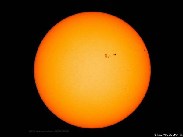 AR3038, la gigantesca mancha solar que apunta hacia la Tierra: tiene tres veces el tamaño de nuestro planeta