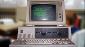 ¿Es posible usar el ChatGPT en una IBM de 1984? Este experto lo intentó y el resultado fue brutal