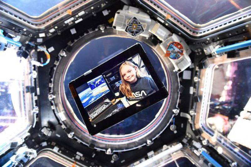 La niña en la tableta del astronauta Lindgren en la Estación Espacial Internacional.