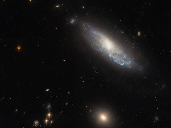 Telescopio Hubble explora las secuelas de la explosión estelar catastrófica en NGC 298