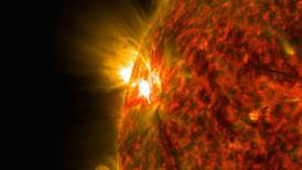 Tormenta solar está por golpear a la Tierra en un “impacto directo”: te mostramos los efectos
