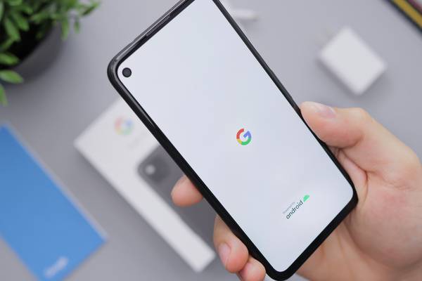 Google desarrolla un “celular de papel” para que los usuarios no se distraigan: este es el Paper Phone