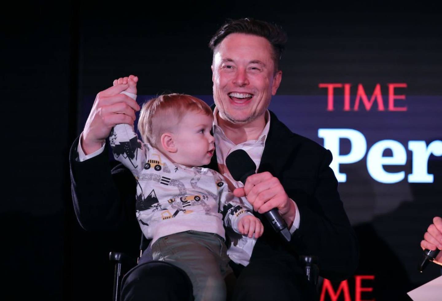 Elon Musk e seu filho X AE A-12