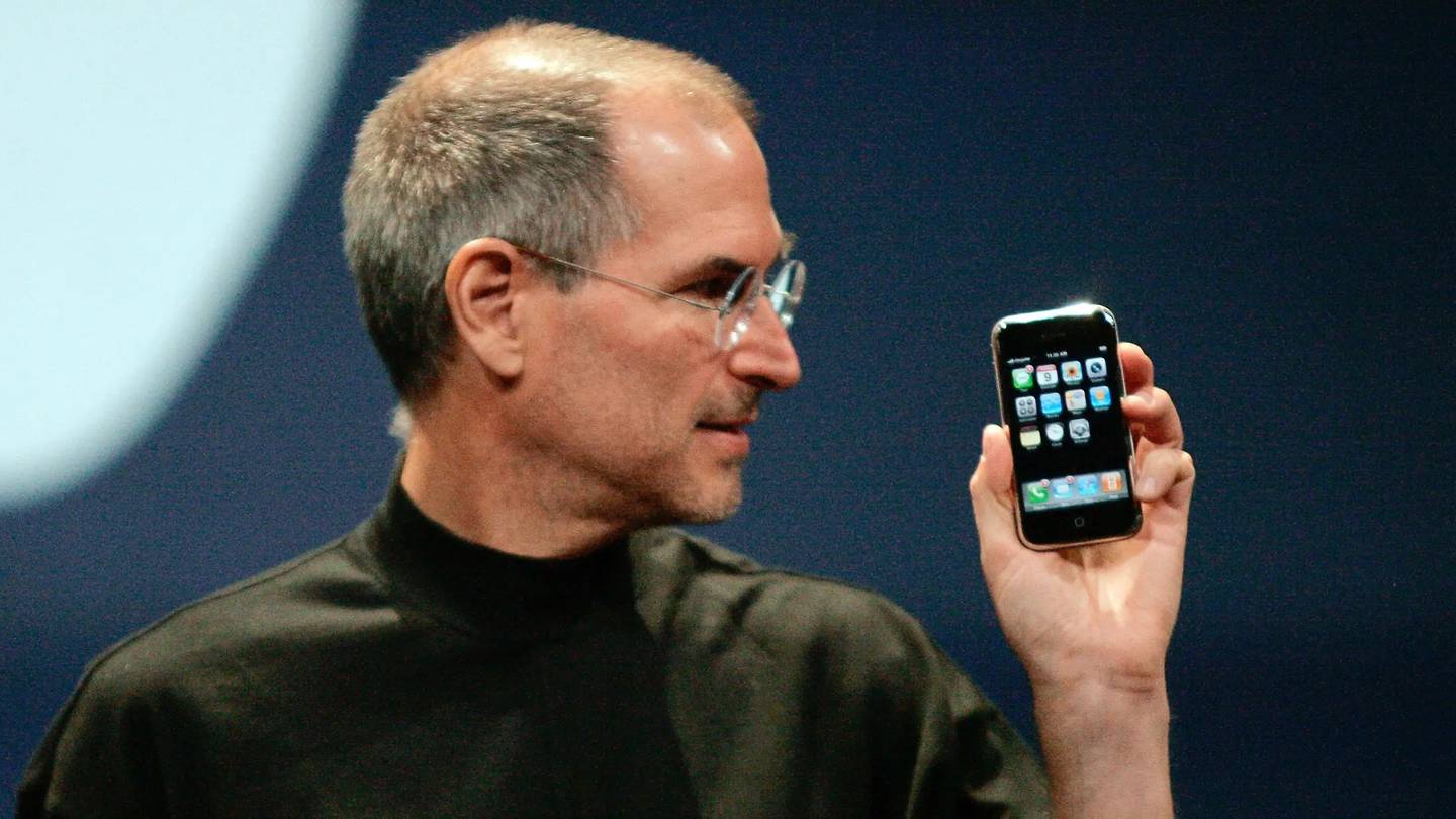 El legendario fondo de pantalla con los peces payaso está dentro de iOS 16 como homenaje a Steve Jobs y se puede instalar fácil.