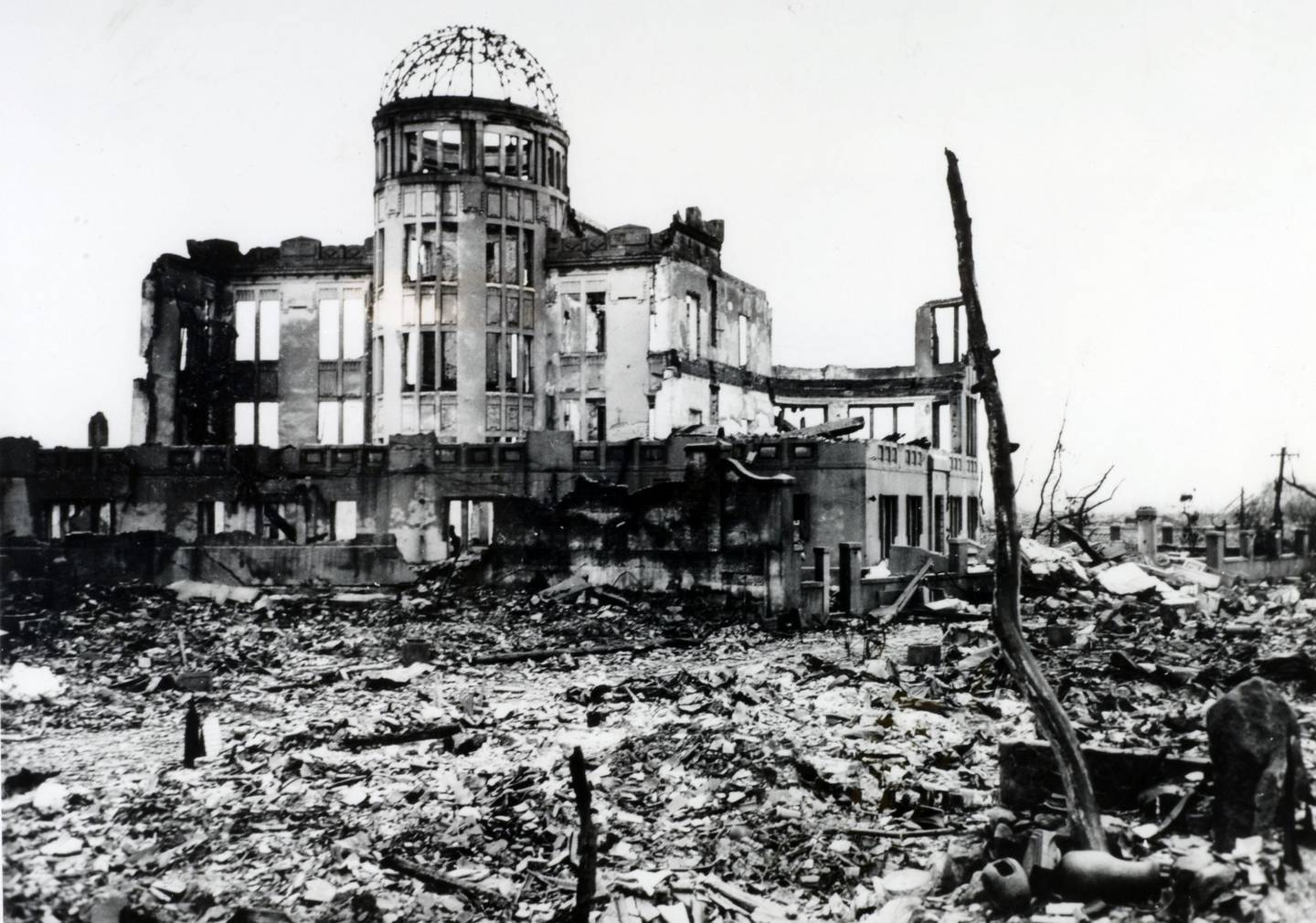 Así quedó un cine tras el lanzamiento de la bomba atómica de Hiroshima, el 6 de agosto de 1945.