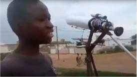 Un telescopio construido con alambres y latas de refresco: la obra de un niño senegalés de 12 años para ver la superficie de la Luna