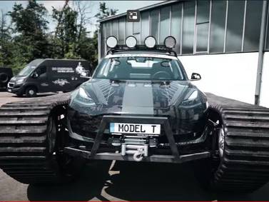 Ingenieros alemanes modifican un Tesla con ruedas de oruga de 1,3 toneladas
