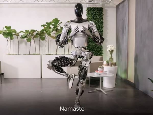 Optimus, el robot humanoide de Elon Musk, ya puede ordenar objetos y hacer yoga