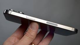 Los iPhone 15 Pro y 15 Pro Max pueden cambiar temporalmente de color sin funda, admite Apple