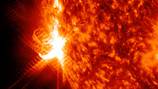 La gran mancha solar AR 3590 está apuntando hacia la Tierra y amenaza con más erupciones