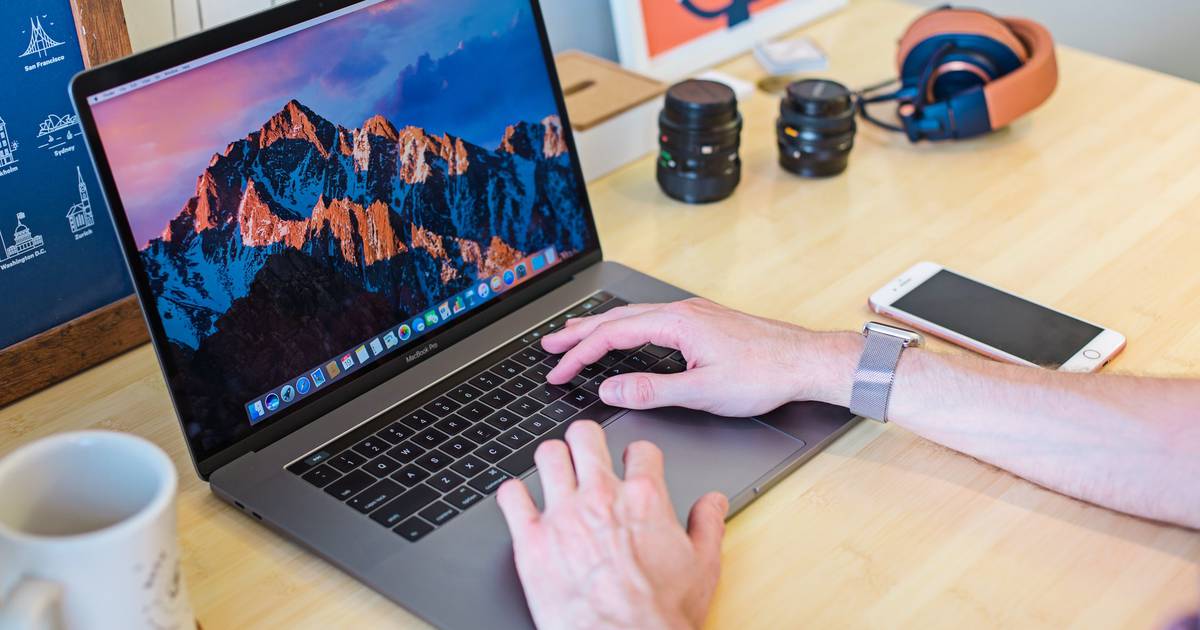Apple patenta un teclado para MacBook que puede cargar el iPhone de forma inalámbrica – FayerWayer
