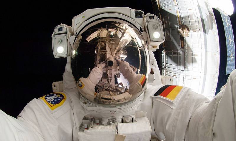 Qué pasaría si un astronauta se quita el casco durante una caminata  espacial? – FayerWayer