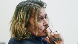 Johnny Depp declara en juicio: “Mi madre me lanzaba ceniceros y zapatos de tacón”