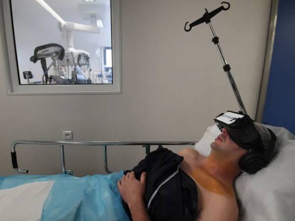 Estudio: Pacientes de cirugía que usan auriculares de realidad virtual necesitan menos anestesia