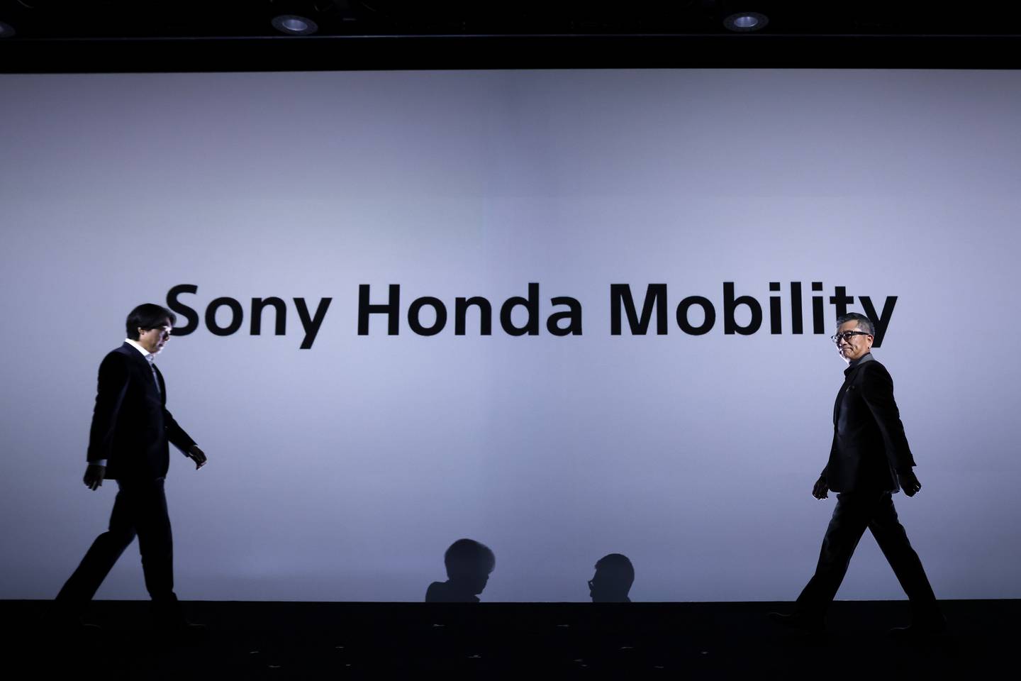 Ejecutivos de Sony Honda Mobility, Yasuhide Mizuno e Izumi Kawanishi en el escenario