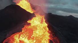 Dron se estrella contra la punta de un volcán en erupción y graba todo el estremecedor proceso