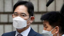Heredero de Samsung es sentenciado a 2,5 años en prisión por malversación