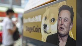 Elon Musk mantiene su inversión en Dogecoin, pese a la crisis de las criptomonedas y la demanda por presunta estafa