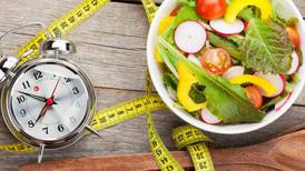 El ayuno intermitente para bajar de peso ofrece menos beneficios que las dietas tradicionales, dice estudio