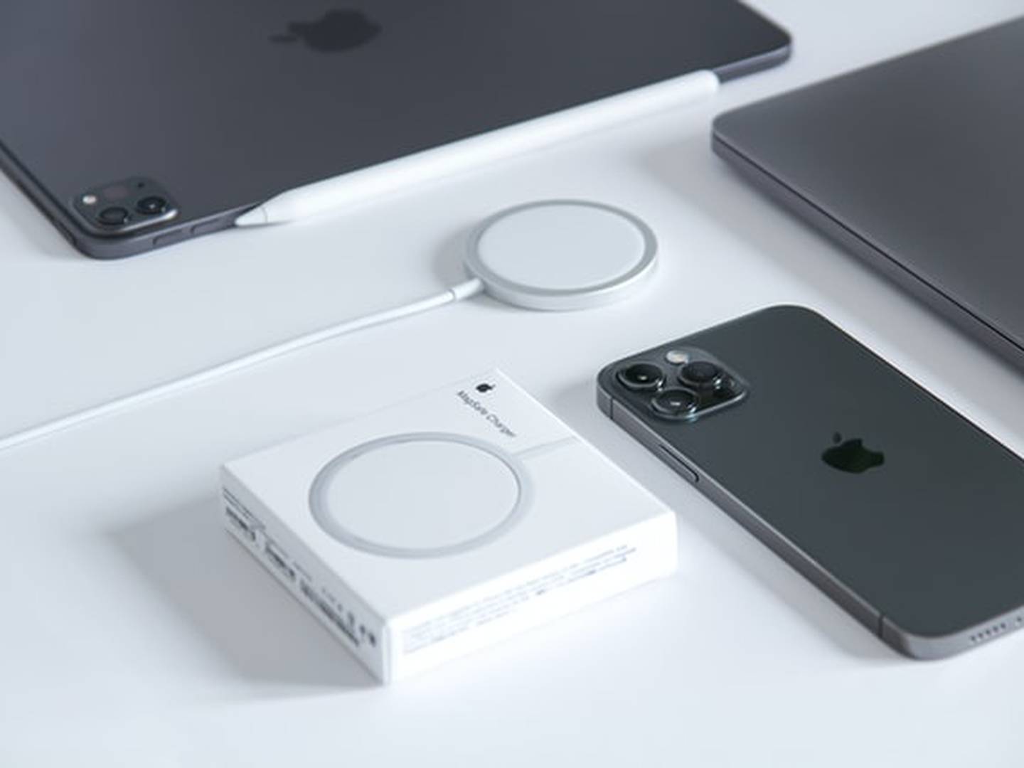 Accesorios para iPhone 14: siete propuestas imprescindibles, desde un  rápido cargador hasta una elegante cartera MagSafe