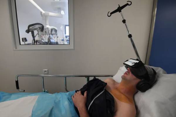 Estudio: Pacientes de cirugía que usan auriculares de realidad virtual necesitan menos anestesia