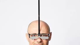 Hombre diseña unas gafas especiales para que la gente de baja estatura pueda ver por encima de los más altos
