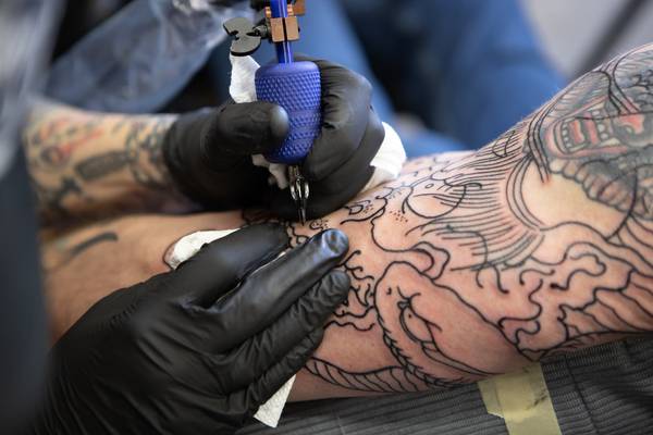 Científicos desarrollan un “tatuaje” electrónico que puede controlar la presión arterial