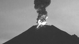 El Popocatépetl arroja material incandescente por sus laderas después de la explosión