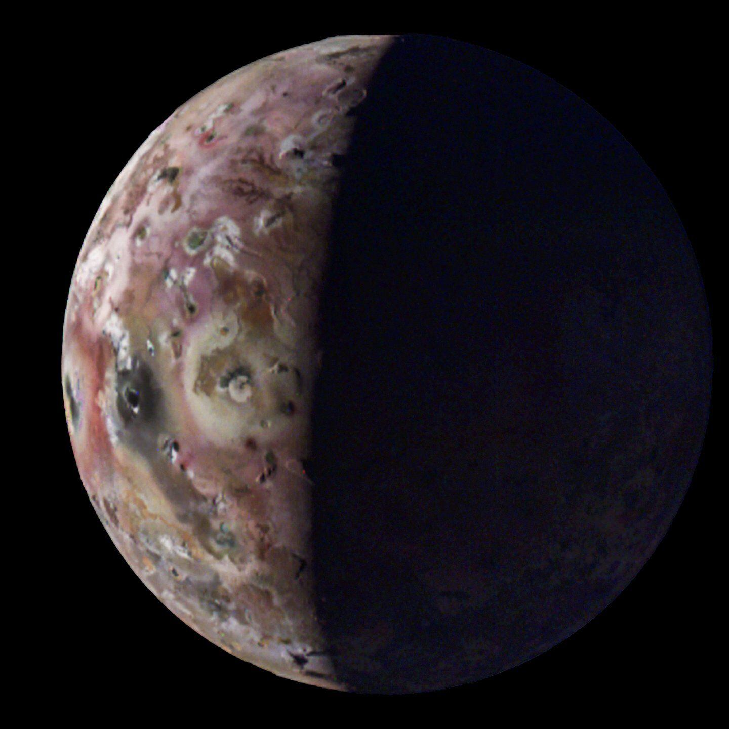 La Agencia Espacial de la NASA nos vuela la cabeza con el más detallado retrato de la luna de Júpiter Io hasta ahora.