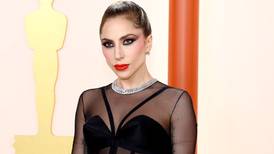 Oscars 2023: Lady Gaga ayudó a fotógrafo, pero recibió terrible reacción