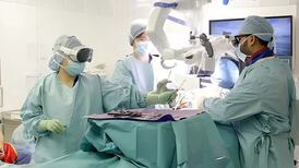 Cirujanos usan un Apple Vision Pro para realizar una cirugía: ¿podría revolucionar el sector médico?