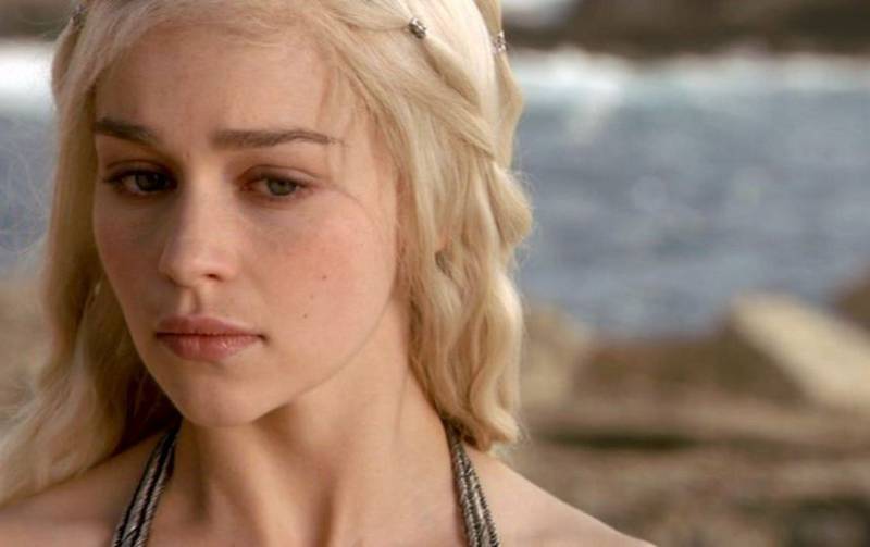 Emilia Clarke confiesa que lloraba durante las escenas de sexo con Jason Momoa en Of Thrones FayerWayer