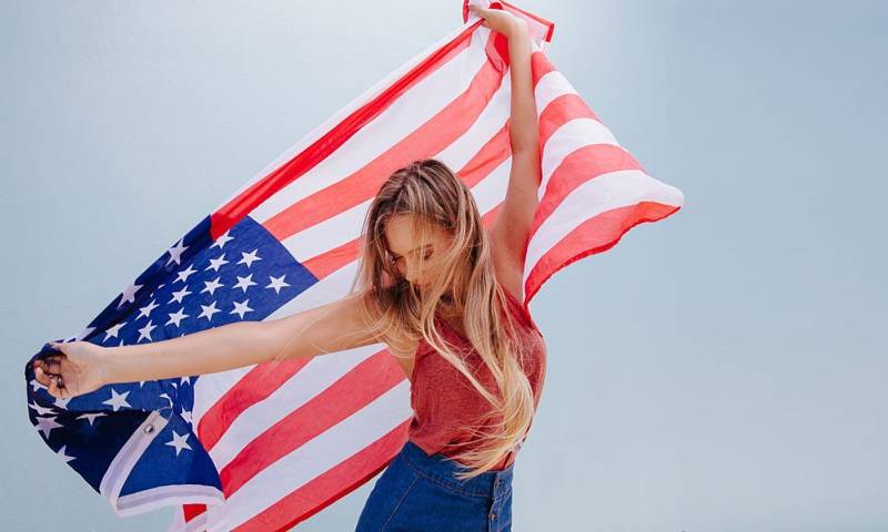 Mujer con la bandera de Estados Unidos