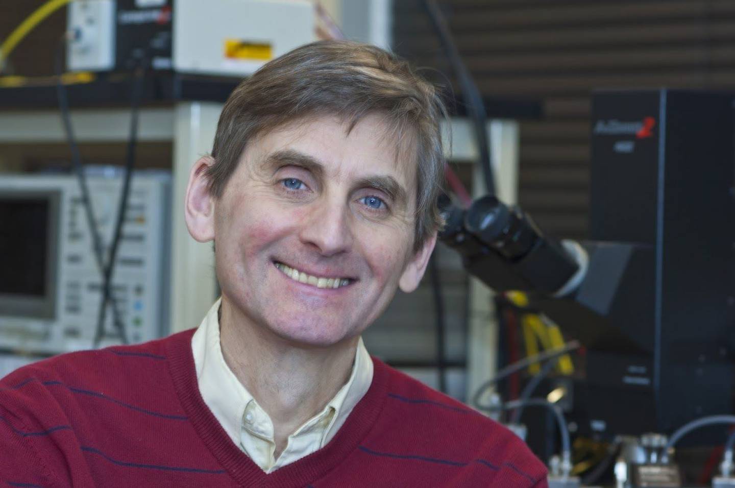 El profesor español está al frente de las investigaciones del MIT en neuronas artificiales.